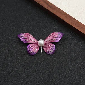 Exquisite Brosche Schmetterling mit Perle und Kristallen im Farbverlauf Detailansicht.