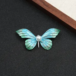 Exquisite Schmetterling Brosche mit blau-grünem Emaille, funkelnden Strasssteinen und Perle.