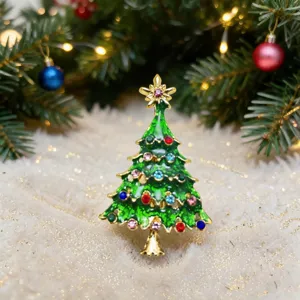 Weihnachtsbaum Brosche Detailansicht, Zinklegierung gruener Emaillack mit bunten Strasssteinen.