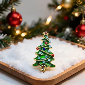 Detailansicht der Weihnachtsbaum Brosche mit funkelnden Strasssteinen und farbiger Emaille.