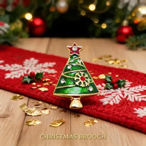 Nahaufnahme der funkelnden Kristall-Weihnachtsbaum-Brosche, exquisite Emaille-Legierung.