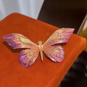 Wunderschöne Schmetterlingsbroche in Rosa-Lila mit feiner Emaille und funkelnden Steinen.