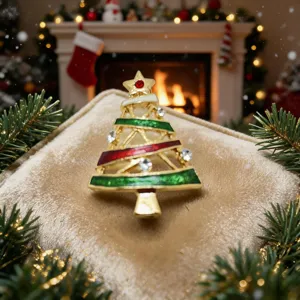 Nahaufnahme der Weihnachtsbaum-Brosche, exquisite Emaille- und funkelnde Strass-Details.