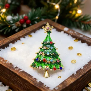 Detailansicht der Weihnachtsbaum Brosche mit grüner Emaille und bunten funkelnden Strasssteinen.