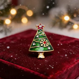 Nahaufnahme einer charmanten Weihnachtsbaum-Brosche mit grünem Emailleschmuck und Strass.