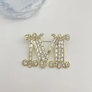 Luxus Legierung Strass Buchstabe M Brosche Pin Elegant Galvanisiert Geometrisch Kristall Initial Revers Pin Abzeichen Für Kleidung Mäntel Damen Accessoire