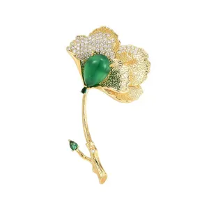 Broche feuille de ginkgo dorée avec pierre verte et zircon, élégant accessoire de costume.