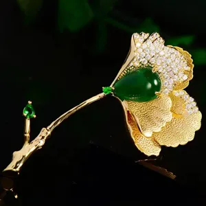 Broche élégante feuille de ginkgo avec imitation jade émeraude et cristaux étincelants.