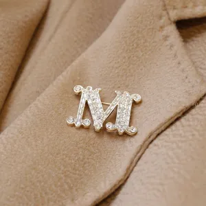 Elegante Strass M Buchstaben Brosche Glänzende Kristall Nadel Damen Mantel Accessoire