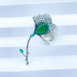 Broche élégante feuille de ginkgo avec jade vert synthétique et strass brillants pour manteau.