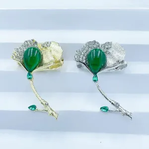 Broche feuille de ginkgo de luxe avec imitation jade et strass scintillants pour manteau costume.