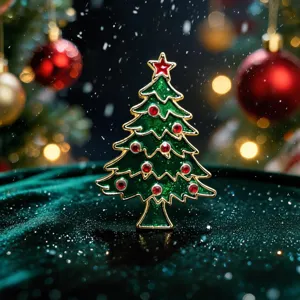 Detailansicht der Christbaum Brosche mit grünem Emaille und roten funkelnden Steinen in tollem Glanz.