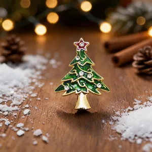Weihnachtsbaum Brosche mit grünem Emaille und glänzenden Strasssteinen für Festtage.