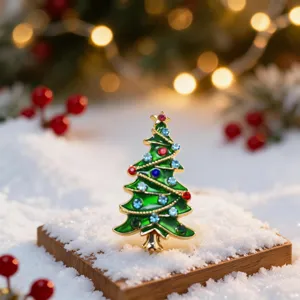 Nahaufnahme eines zauberhaften Weihnachtsbaum-Brosche mit funkelnden bunten Strasssteinen im Schnee.
