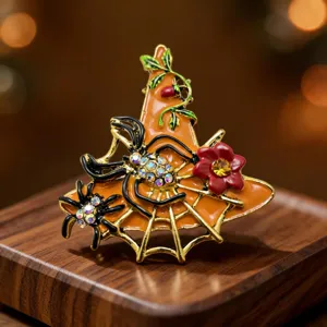 Gros plan détail d'une broche chapeau de sorcière d'Halloween vintage avec des strass scintillants.