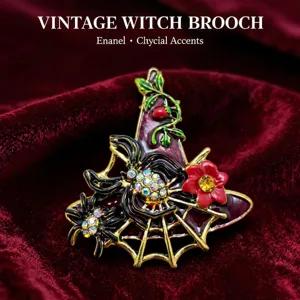 Gros plan détaillé de la broche chapeau de sorcière vintage, araignée émaillée et strass brillants.