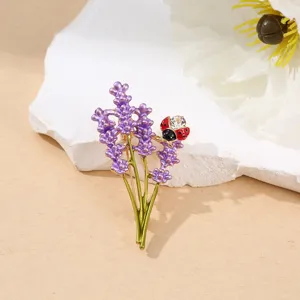 Wunderschöne Lavendelstrauß Marienkäfer Brosche mit funkelndem Strassstein für Damenoutfit.