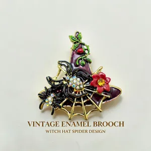 Broche chapeau de sorcière vintage en émail avec araignée, accessoire de mode Halloween.