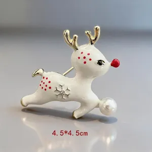 Vue détaillée de la broche renne de Noël exquise, élégante épingle à perle pour les tenues.
