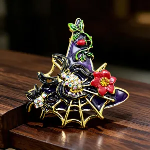 Détail broche chapeau de sorcière rétro, strass brillants, design toile d'araignée, métal.