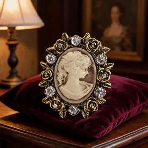 Dettaglio spilla cammeo strass stile palazzo vintage, elegante spilla metallica floreale per cappotto.
