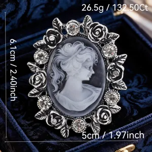 Spilla cammeo in stile corte vintage con strass scintillanti e rose, elegante accessorio.