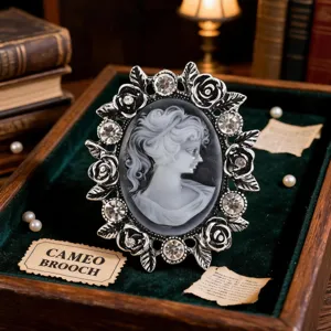 Primo piano dettagliato di spilla cammeo vintage con rilievo di dama e strass scintillanti.