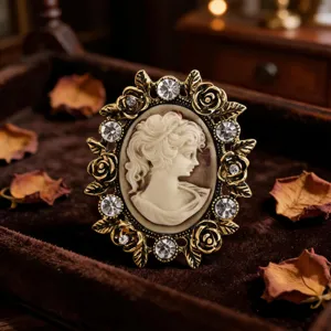 Spilla cammeo vintage con fiori in strass, elegante spilla barocca color oro per abbigliamento donna.