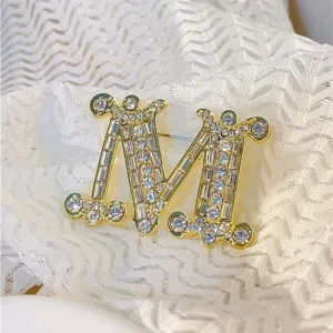 Glänzender Kristall M Brosche Pin für Damen, Mode goldene Buchstaben Schmuck Detail Ansicht