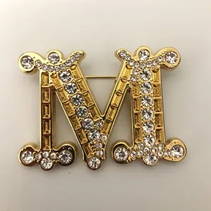 Elegante goldfarbene M Buchstabe Kristall Brosche für Damen Mode Accessoires Geschenk