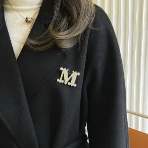 Elegante Strass M Buchstaben Brosche für Damen, luxuriöse Mode Kristall Anstecknadel Schmuck