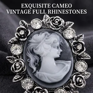 Elegante spilla a cammeo vintage con strass scintillanti e dettagli floreali, primo piano.