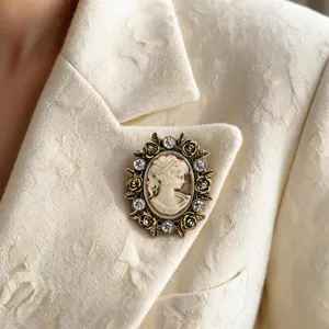 Spilla cammeo vintage con profilo di dama classico, strass scintillanti e dettagli floreali.