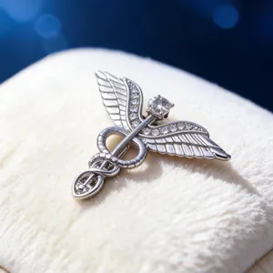Broche de aleación vintage con diamantes de imitación alas de ángel para traje abrigo