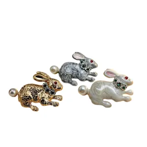 Set di spille a coniglio in smalto vintage con perle e strass carini per Pasqua.