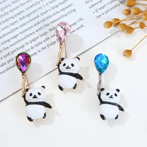 Broche de Panda con Globo Lindo Diamante de Imitación Aleación Goteo de Aceite Pin Dibujos Animados Animal Ropa Joyería Accesorios para Mujeres Hombres Regalo