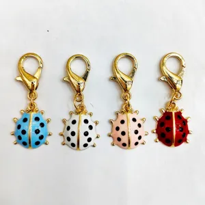 Jolis charms coccinelle en émail avec fermoirs mousqueton dorés, accessoires en alliage.