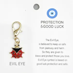 Vue rapprochée détaillée du charmant pendentif coccinelle en alliage avec fermoir mousqueton.
