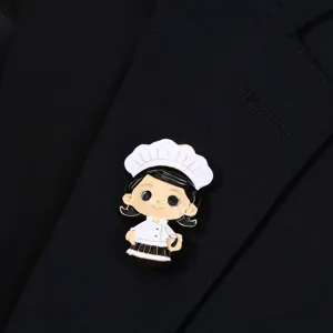 Joli badge émaillé de fille cuisinière de dessin animé, broche en métal créative.