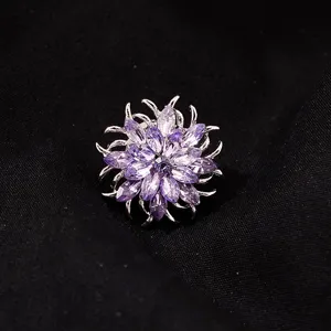 Detailopname van een sprankelende paarse kristallen bloemenbroche, elegante kraagaccessoire.