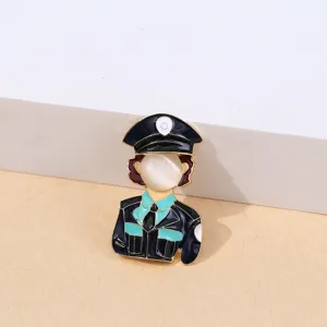 Gros plan détaillé de la jolie broche émail de personnage de dessin animé avec œil de chat.