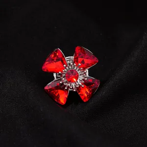Close-up detailweergave van de sprankelende rode kristallen bloem kraag knop accessoire.