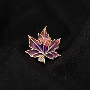 Detailopname van de prachtige esdoornbladbroche met paarse emaille en helder kristal.
