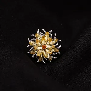 Gedetailleerde close-up van sprankelende gele kristallen bloemkraagspeld met zilver.