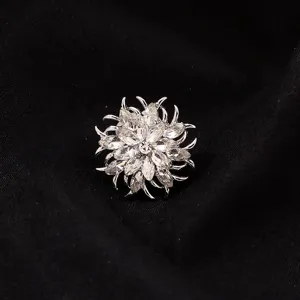 Detailopname van een sprankelende kristallen bloembroche met prachtige strasssteentjes.