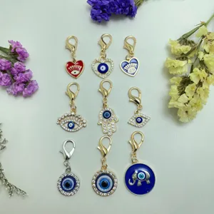 Vue détaillée des charms mauvais œil turcs et porte-clés avec strass en cristal et émail.