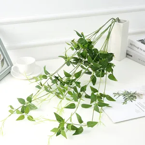 Vue détaillée de plante de vigne verte artificielle, feuillage réaliste pour décor de mariage et jardin.