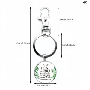 Gedetailleerd overzicht van metalen sleutelhanger met afmetingen, hanger met quote en bladeren.