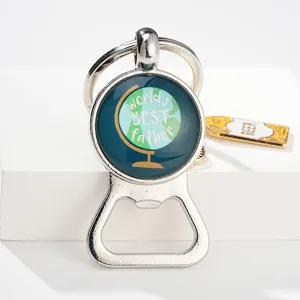 Detailaufnahme des Metall Weltkugel Flaschenöffner Schlüsselanhängers als Vatertagsgeschenk.