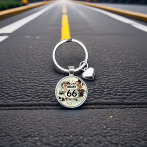 Porte-clés dôme en verre Route 66 avec pendentif cœur, anneau métallique vintage pour cadeau.